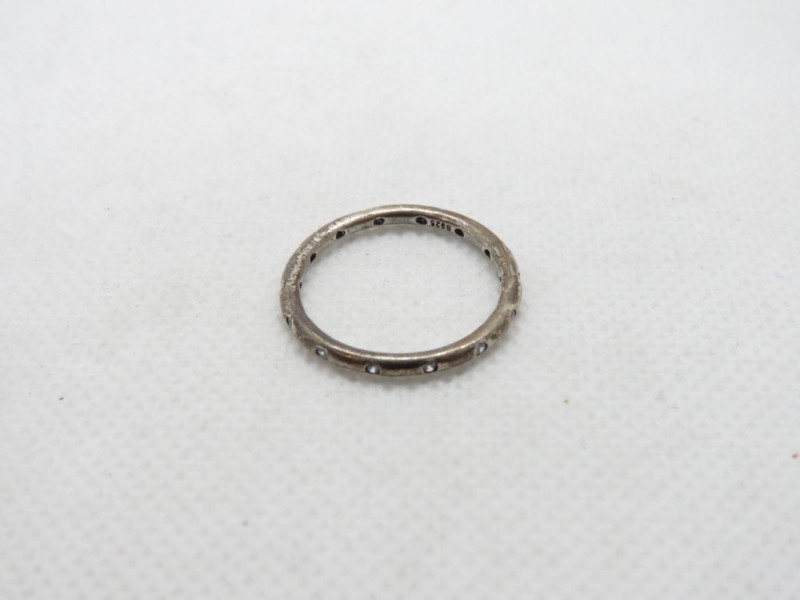 925 zilveren ring met steentjes.