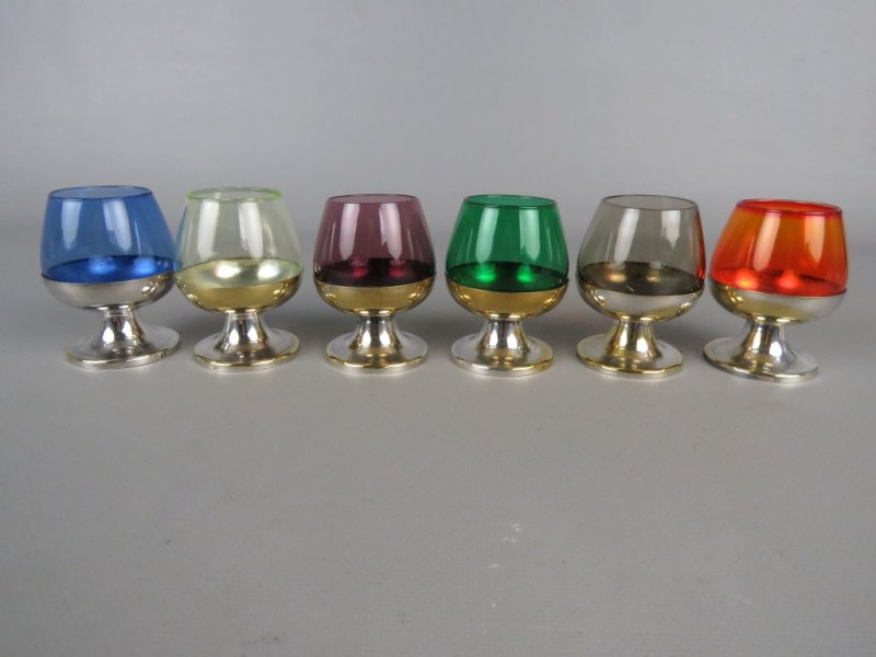 Vintage Cognac glaasjes in verschillende retro kleuren op zilveren voet.