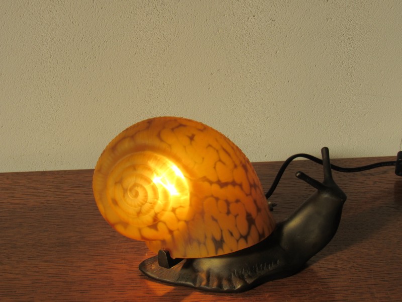 Tafellamp met amberkleurig glas in de vorm van een slak