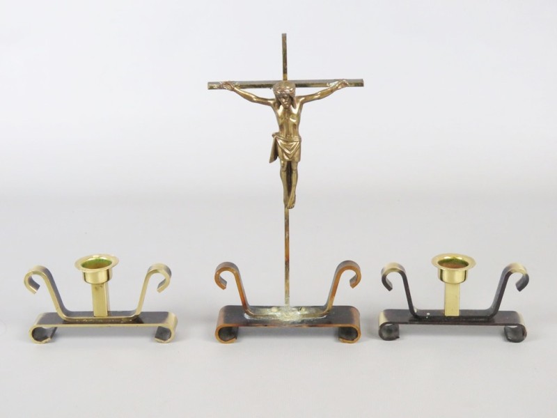 Koperen art deco kruisbeeld met kandelaars