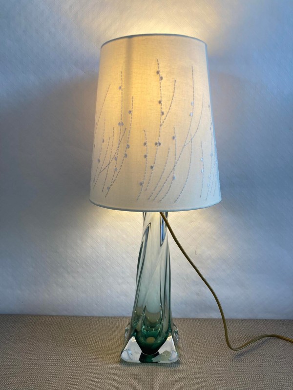 Tafellamp met een glazen groene voet