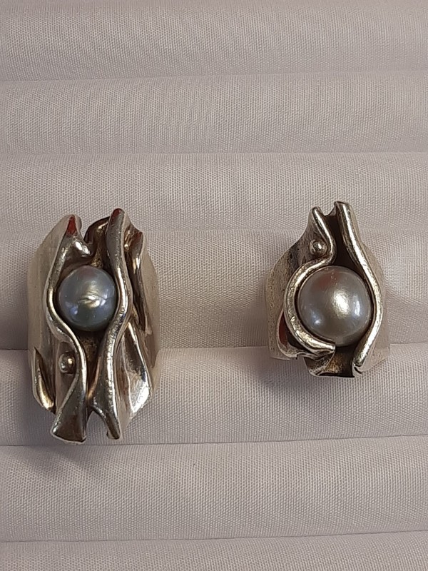 2 zilveren ringen met een parel