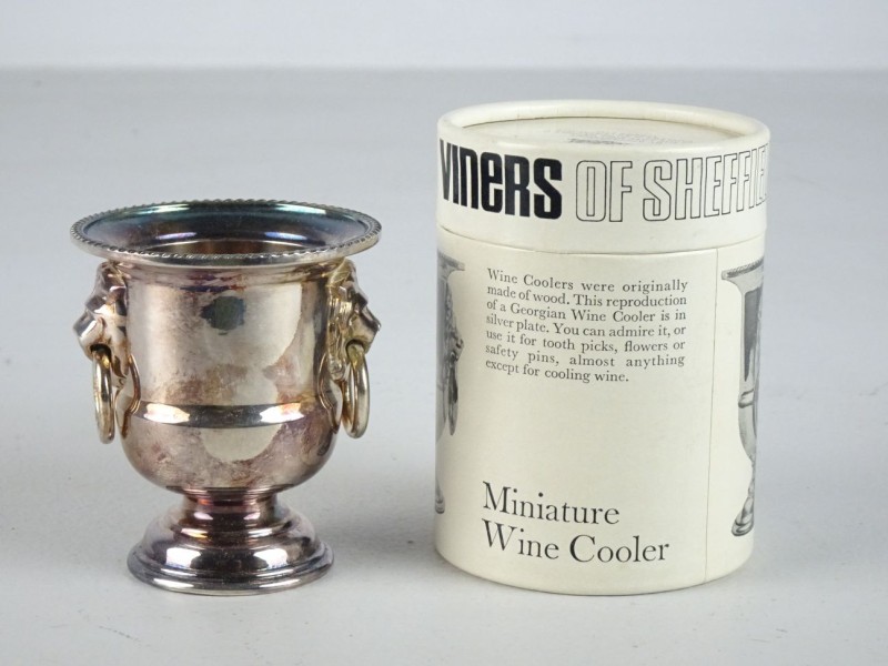 Miniatuur verzilverde wijnkoeler Viners of Sheffield.