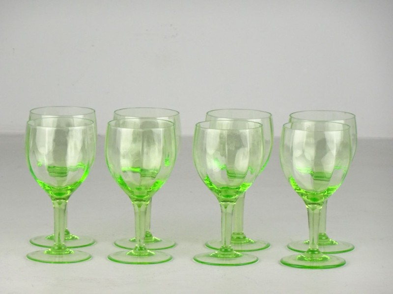 8 glazen uit annagroen glas.