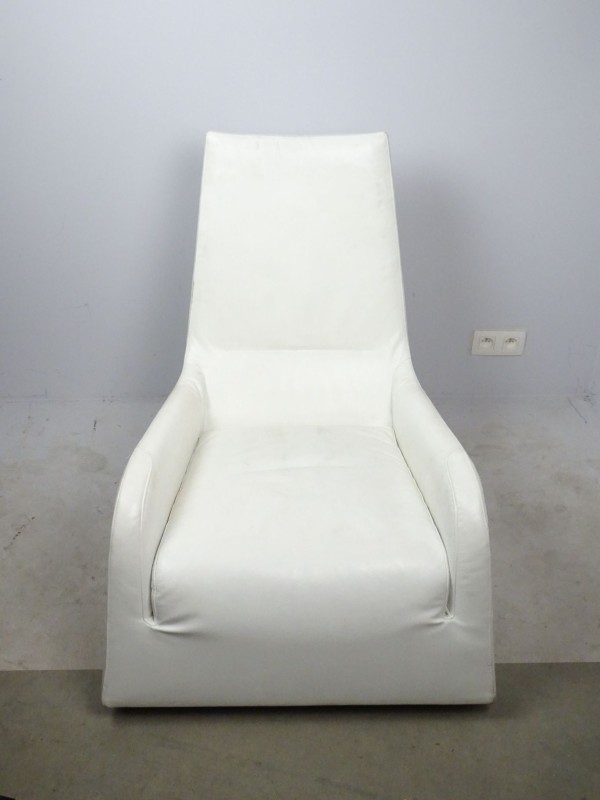 Ligne Roset - Contemporary Design Furniture design eenzit uit leder.