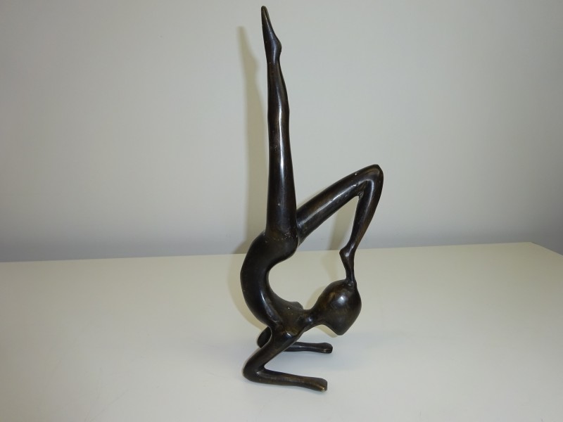 Bronzen Beeld: Vrouw, Handstand