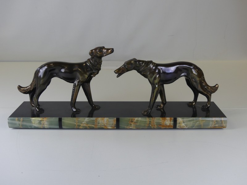 Bronzen beeld van honden op marmeren voet