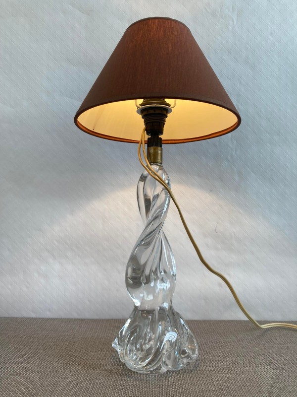 Tafellamp met een glazen voet en bruine kap