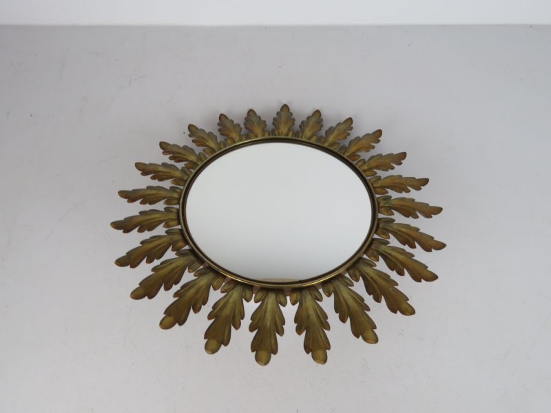 Prachtige vintage koperen zonnespiegel met bolvormige spiegel.