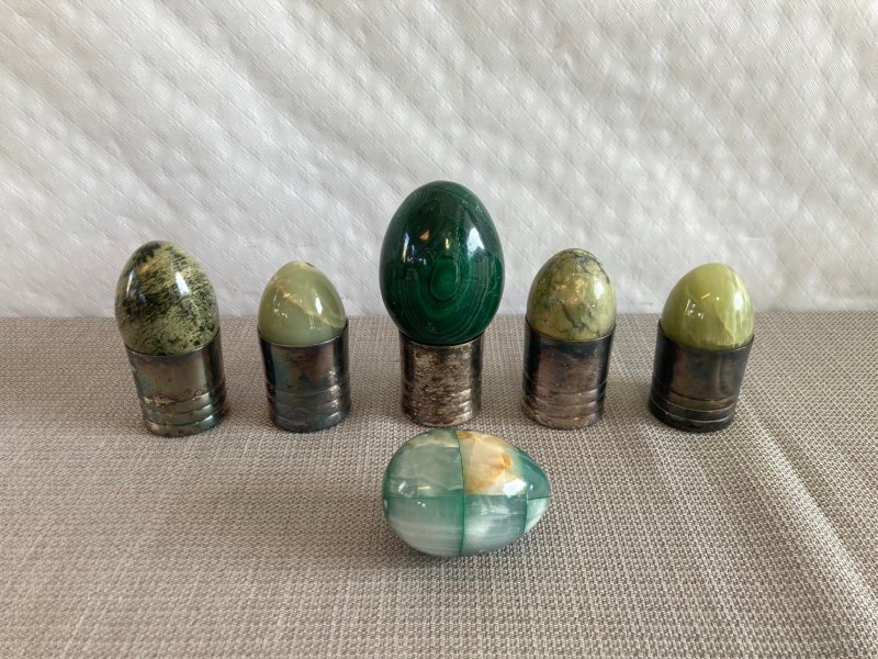 Lot van 6 groene eieren uit natuursteen