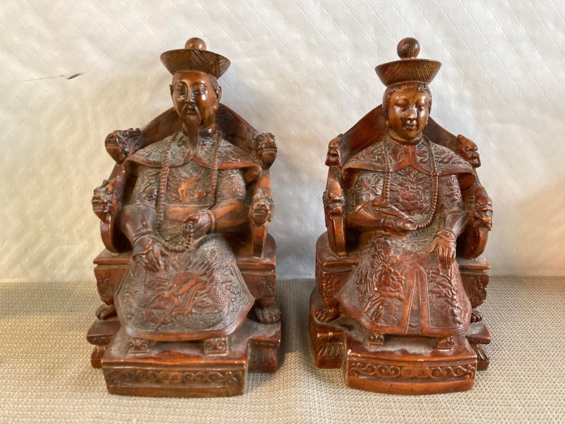 Chinese beelden van een keizer en keizerin