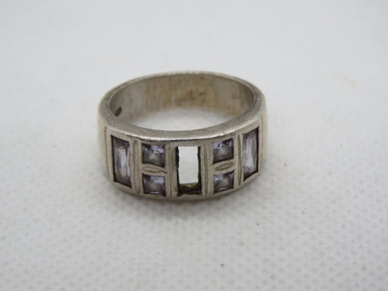 Zilveren ring met steentjes