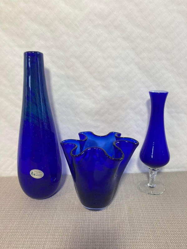Lot van 3 blauwe glazen vazen
