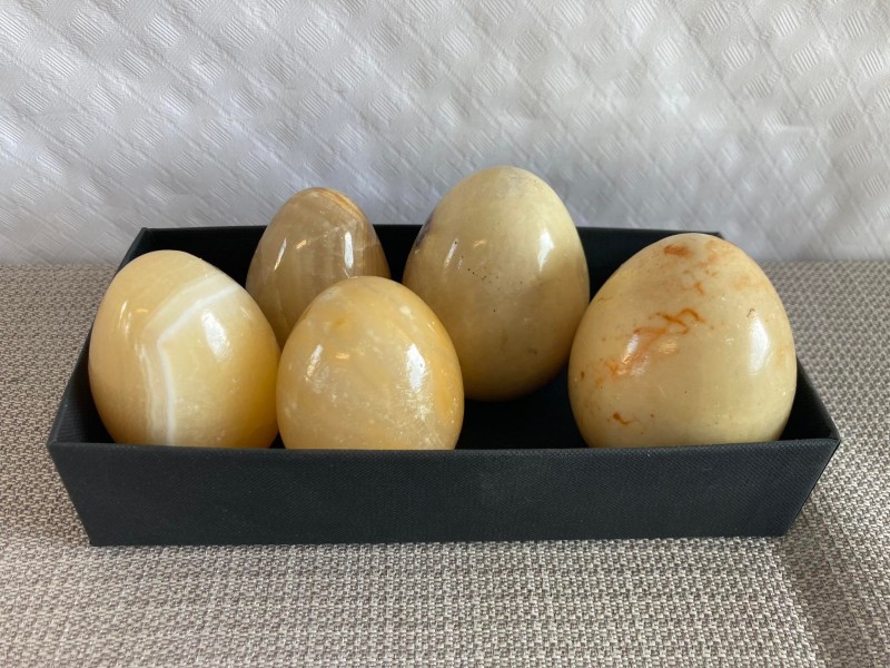 5 beige natuurstenen eieren