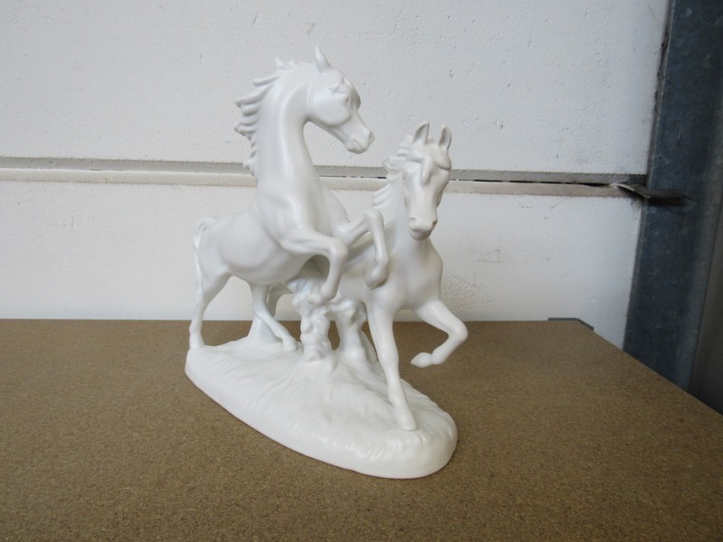 Porseleinen beeld twee paarden van Goebel