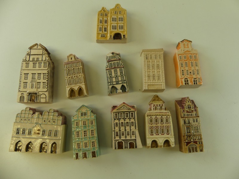 11 keramieken huisjes Praag