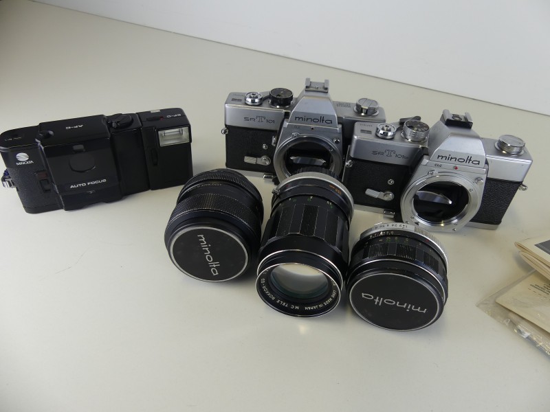 Lot vintage Minolta camera's + lenzen in vintage tas
